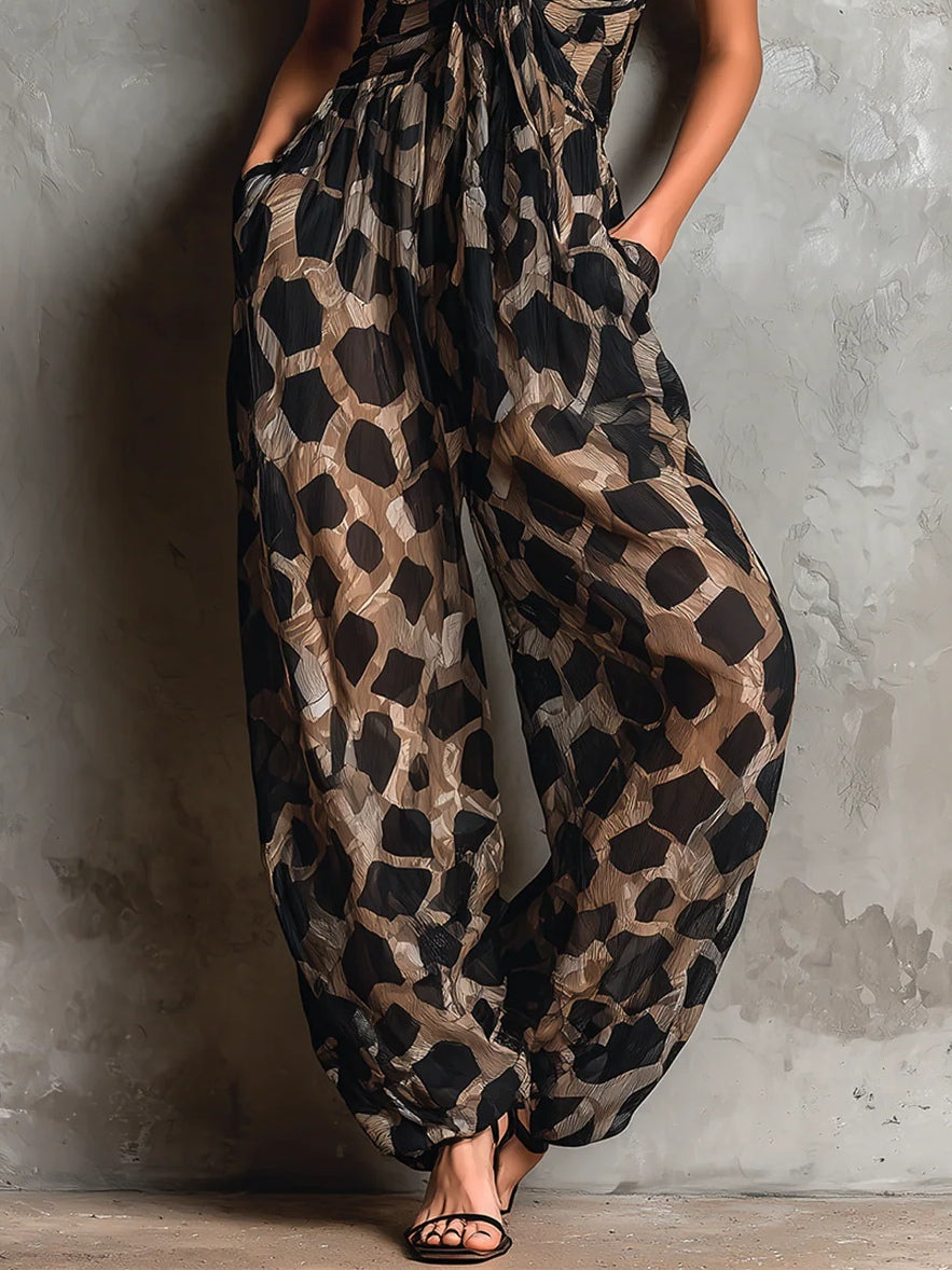 Estela | Enterizo holgado con cuello halter y estampado animal en negro, de pierna ancha