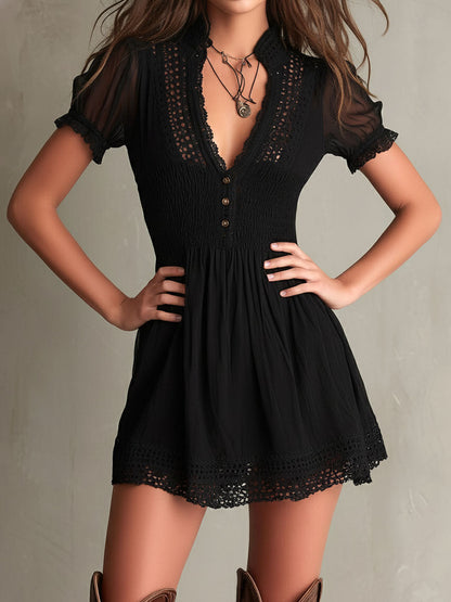 Ariana | Minivestido negro con escote en V y bordes calados