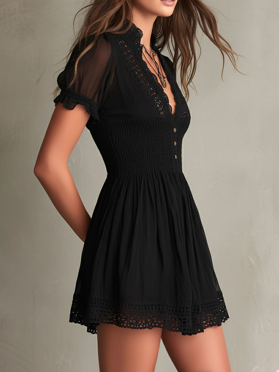 Ariana | Minivestido negro con escote en V y bordes calados