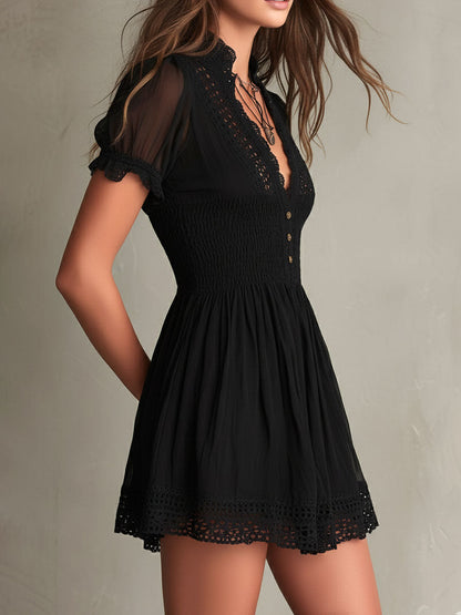 Ariana | Minivestido negro con escote en V y bordes calados