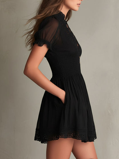 Ariana | Minivestido negro con escote en V y bordes calados