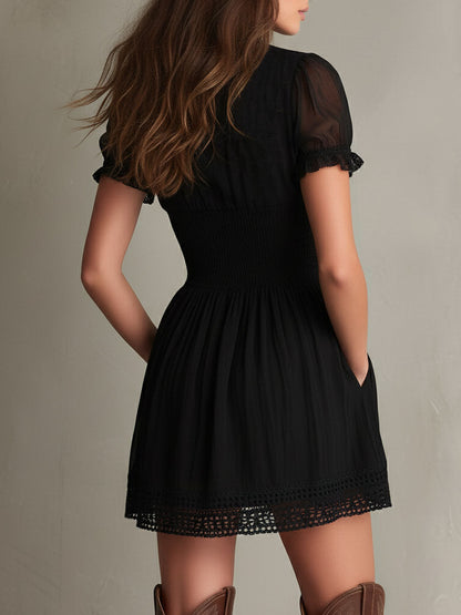 Ariana | Minivestido negro con escote en V y bordes calados