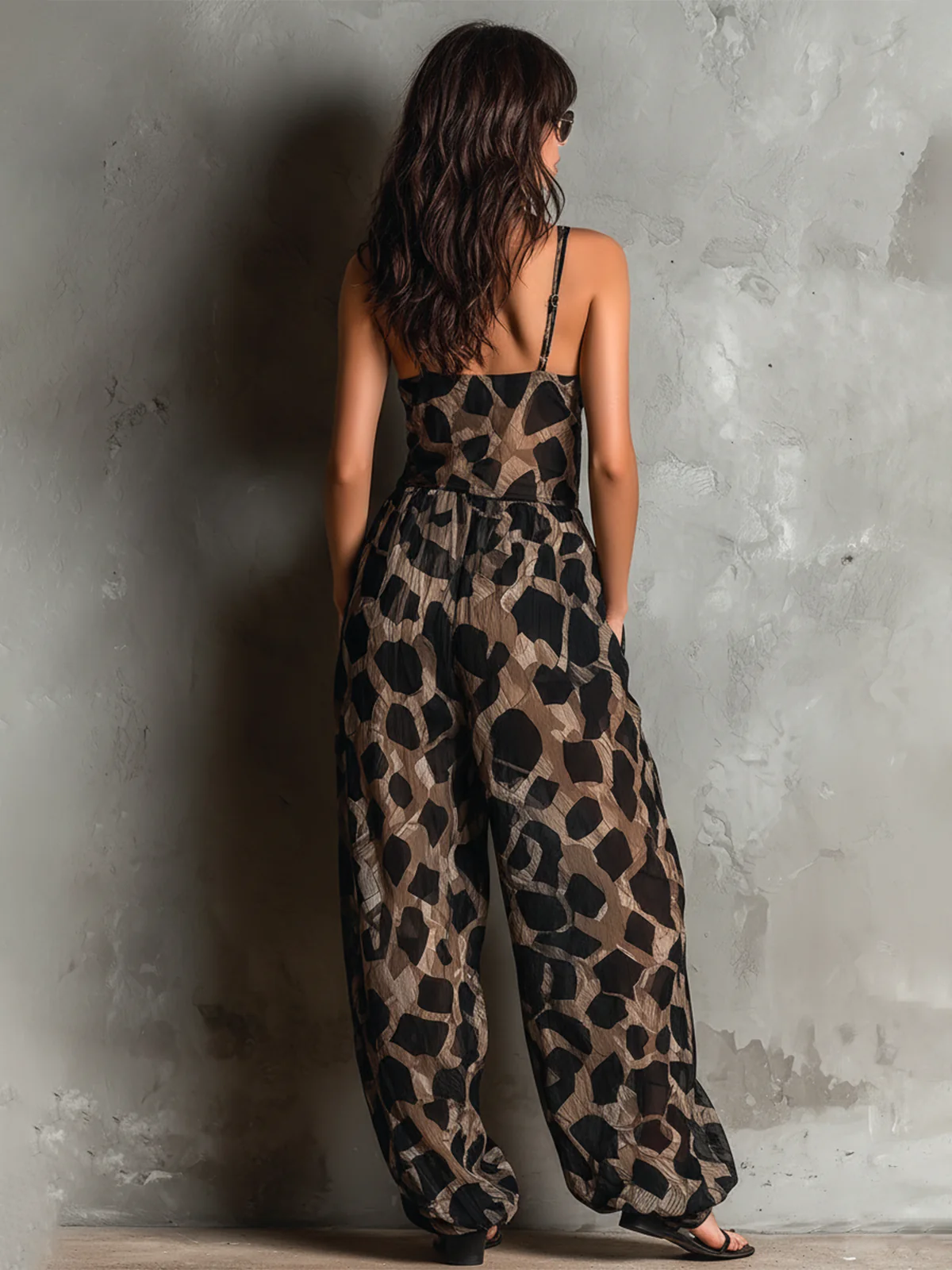 Estela | Enterizo holgado con cuello halter y estampado animal en negro, de pierna ancha