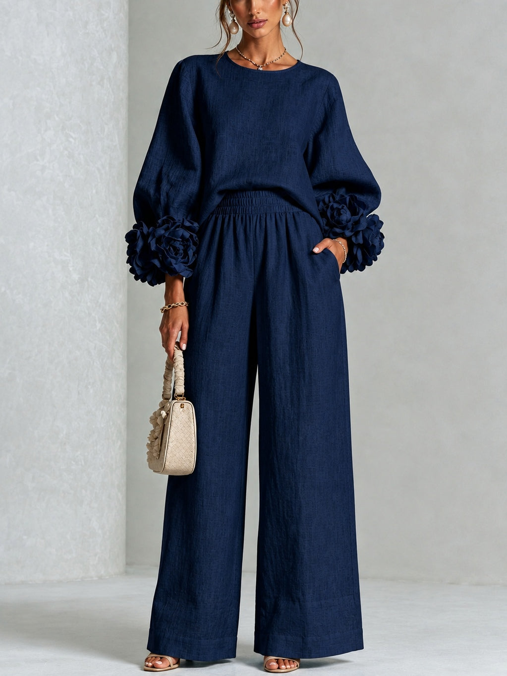 María | Top azul marino con llamativos puños florales, combinado con pantalón de corte ancho
