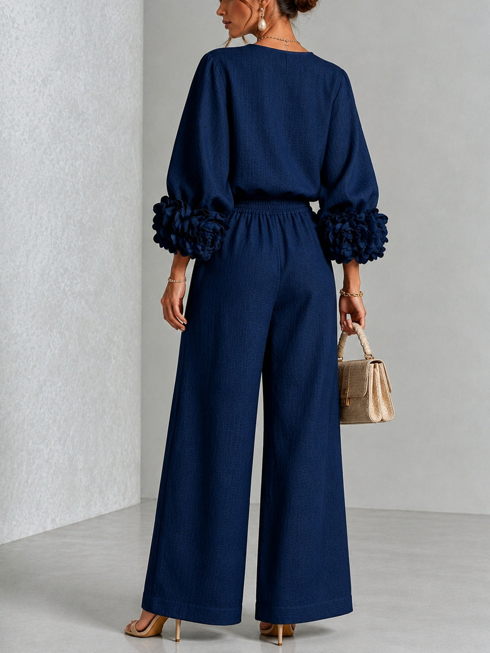 María | Top azul marino con llamativos puños florales, combinado con pantalón de corte ancho