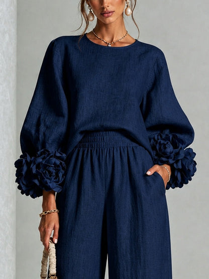 María | Top azul marino con llamativos puños florales, combinado con pantalón de corte ancho