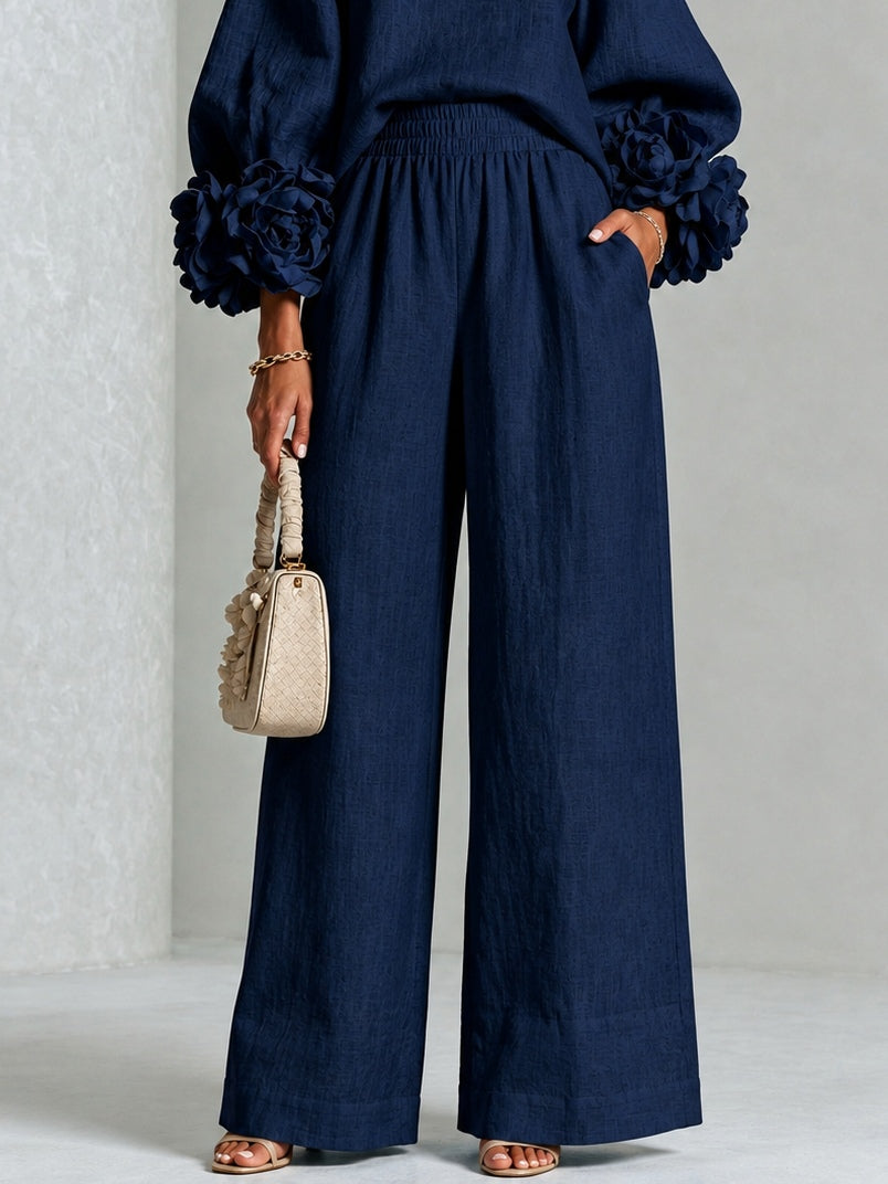 María | Top azul marino con llamativos puños florales, combinado con pantalón de corte ancho